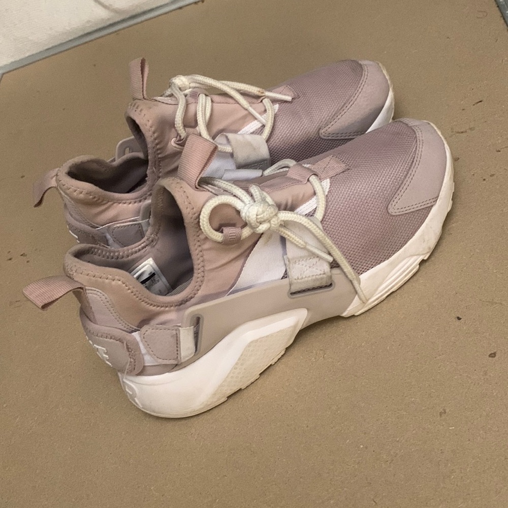 Sports shoes